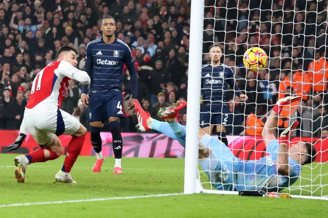epa11834546 Gabriel Martinelli of Arsenal (L) scores the 1-0 goal during the English Premier League match between Arsenal FC and Aston Villa, in London, Britain, 18 January 2025. EPA/NEIL HALL EDITORIAL USE ONLY. No use with unauthorized audio, video, data, fixture lists, club/league logos, 'live' services or NFTs. Online in-match use limited to 120 images, no video emulation. No use in betting, games or single club/league/player publications.