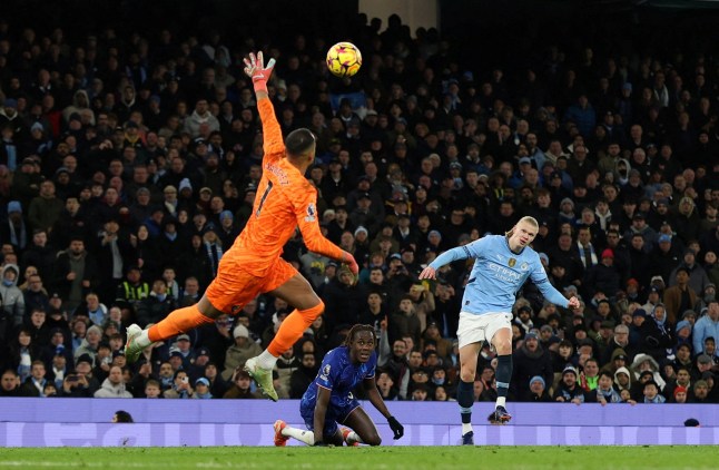 Soccer Football - Premier League - Manchester City v Chelsea - Etihad Stadium, Manchester, Britain - January 25, 2025 Manchester City's Erling Haaland scores their second goal past Chelsea's Robert Sanchez Action Images via Reuters/Lee Smith EDITORIAL USE ONLY. NO USE WITH UNAUTHORIZED AUDIO, VIDEO, DATA, FIXTURE LISTS, CLUB/LEAGUE LOGOS OR 'LIVE' SERVICES. ONLINE IN-MATCH USE LIMITED TO 120 IMAGES, NO VIDEO EMULATION. NO USE IN BETTING, GAMES OR SINGLE CLUB/LEAGUE/PLAYER PUBLICATIONS. PLEASE CONTACT YOUR ACCOUNT REPRESENTATIVE FOR FURTHER DETAILS.. TPX IMAGES OF THE DAY