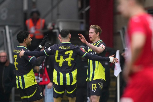 Manchester City's Kevin De Bruyne, right, celebrates with teammates after scoring his side's second goal during the English FA Cup fourth round soccer match between Leyton Orient and Manchester City at the Gaughan Group Stadium in London, England, Saturday, Feb. 8, 2025. (AP Photo/Kin Cheung)