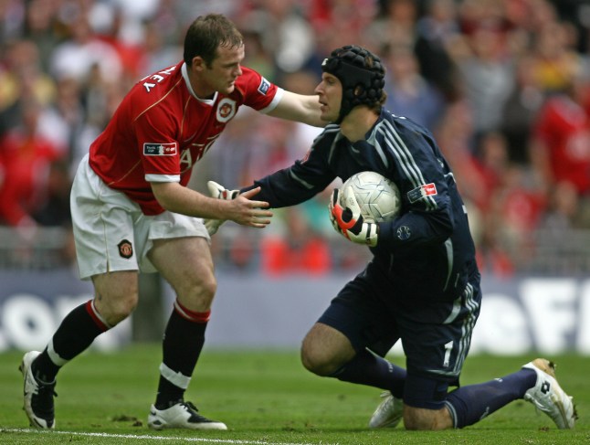 Manchester United's Wayne Rooney (L) hel