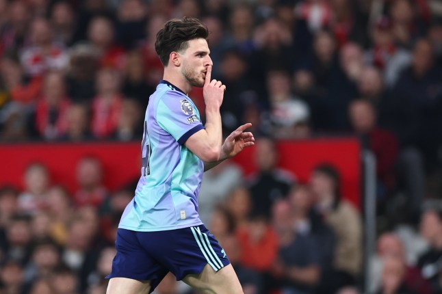 MANCHESTER, ENGLAND - MARCH 9: Declan Rice of Arsenal celebrates after scoring a goal to make it 1-1 during the Premier League match between Manchester United FC and Arsenal FC at Old Trafford on March 9, 2025 in Manchester, England. (Photo by Robbie Jay Barratt - AMA/Getty Images)