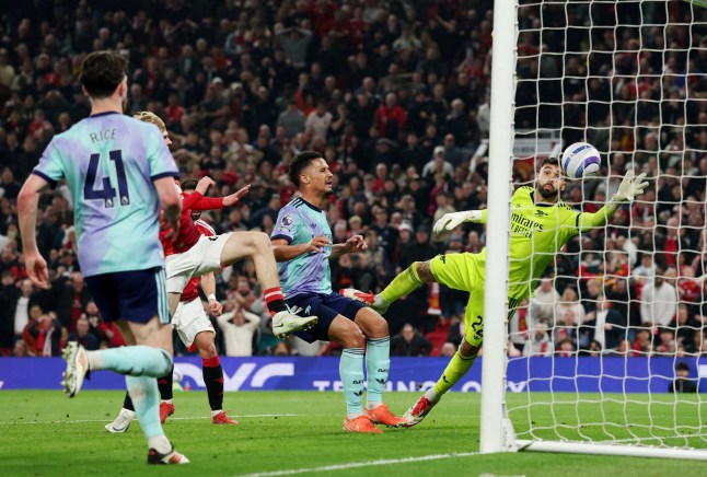 Soccer Football - Premier League - Manchester United v Arsenal - Old Trafford, Manchester, Britain - March 9, 2025 Arsenal's David Raya makes a save REUTERS/Phil Noble EDITORIAL USE ONLY. NO USE WITH UNAUTHORIZED AUDIO, VIDEO, DATA, FIXTURE LISTS, CLUB/LEAGUE LOGOS OR 'LIVE' SERVICES. ONLINE IN-MATCH USE LIMITED TO 120 IMAGES, NO VIDEO EMULATION. NO USE IN BETTING, GAMES OR SINGLE CLUB/LEAGUE/PLAYER PUBLICATIONS. PLEASE CONTACT YOUR ACCOUNT REPRESENTATIVE FOR FURTHER DETAILS.. TPX IMAGES OF THE DAY